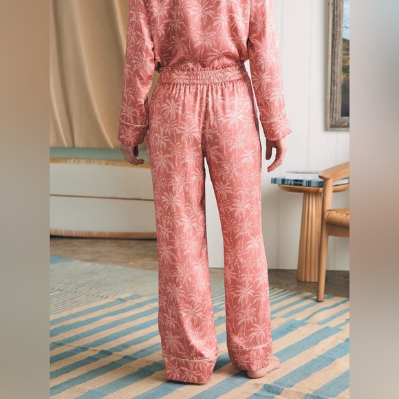 FAHERTY NWOT Sandwashed Silk Pajama Pants in Rose Tropic Trees - Picture 2 of 10